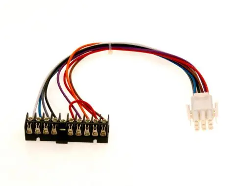 BOSCH Kabel mit mehreren Drahtverbindungen, befestigt an einem schwarzen Stecker und einem weißen Stecker, für elektrische Anschlussanwendungen.